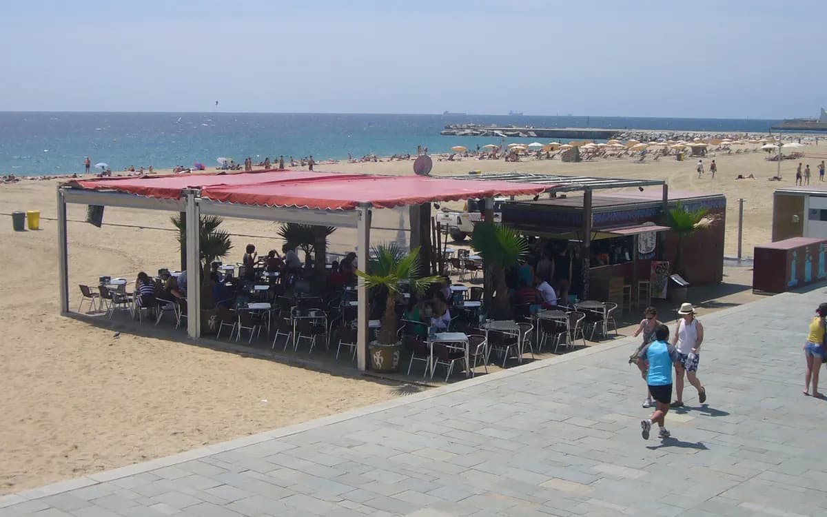 La promenade de la plage du Bogatell à Barcelone