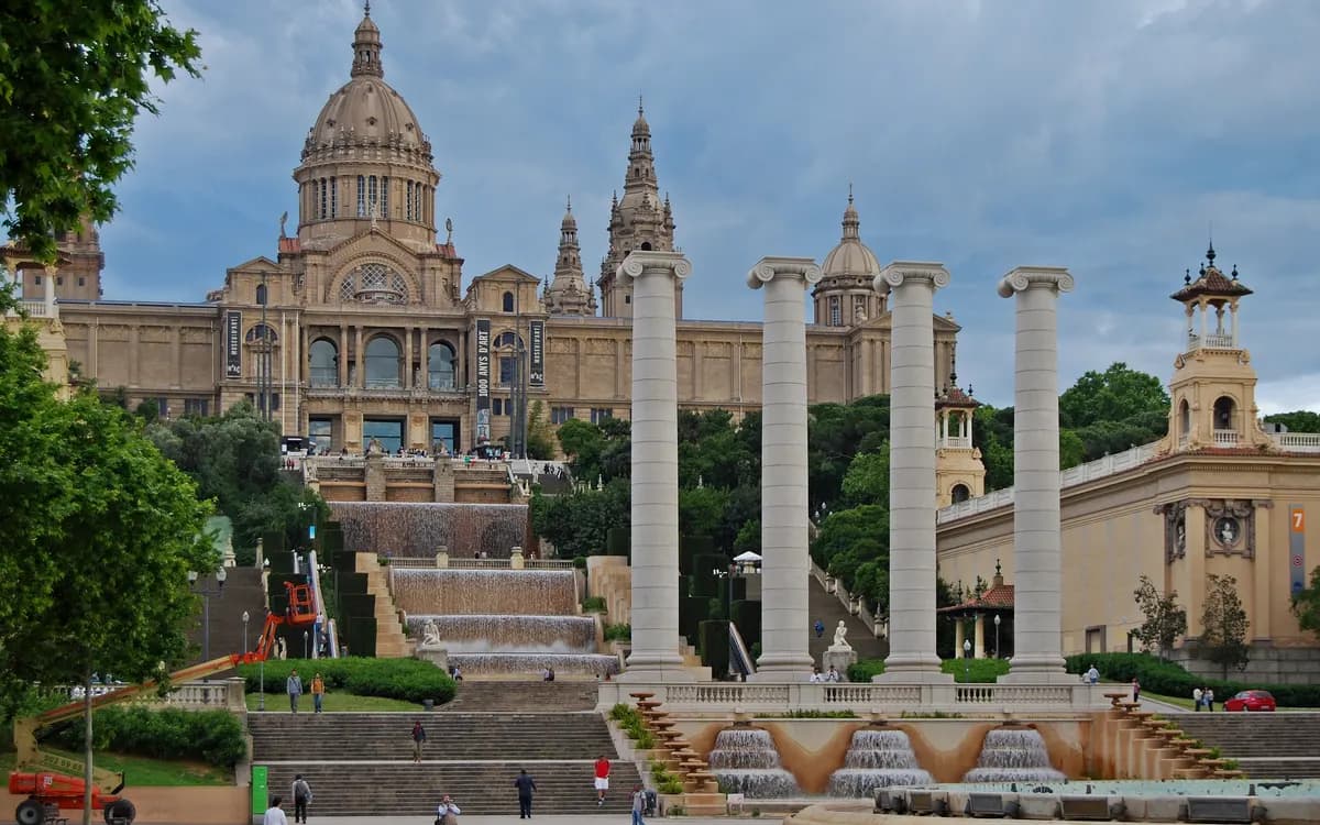 Le Palais National et la fontaine de Montjuïc à Barcelone