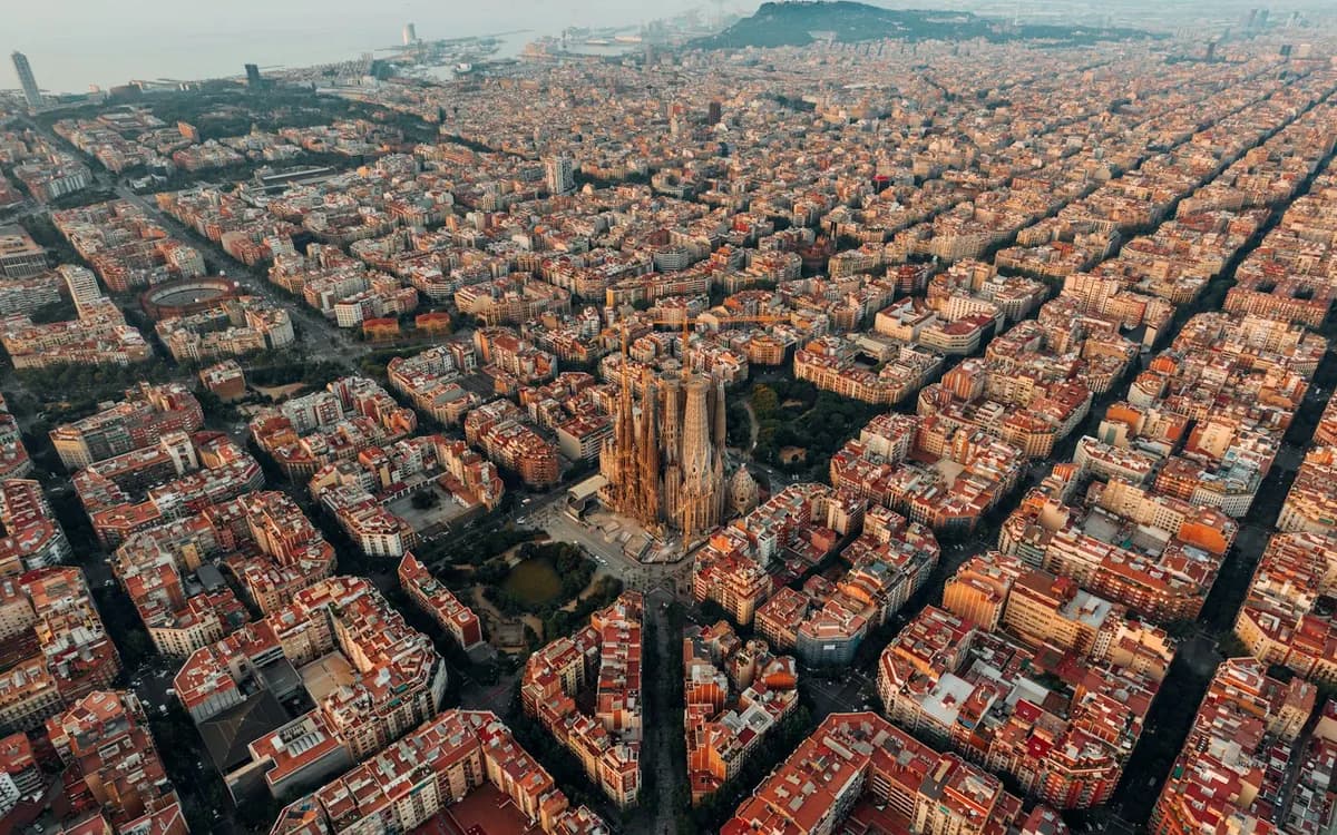 Vue aérienne de la Sagrada Família au cœur de l'Eixample à Barcelone