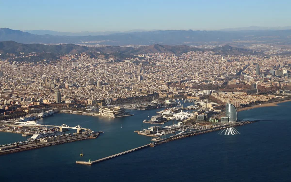 Panorama aérien de Barcelone et de la Méditerranée