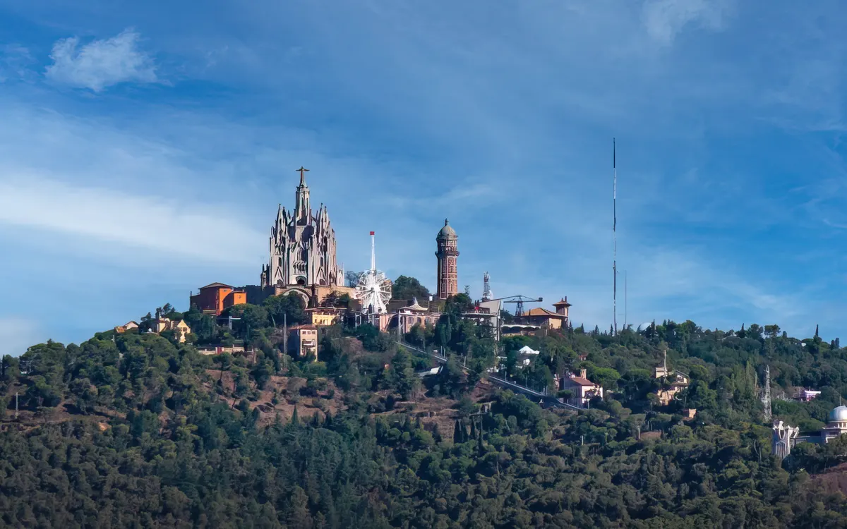 Le sommet du Tibidabo dominant Barcelone